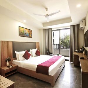 Room is valid 06 Hrs between 1000 Hrs to 1700 Hrs
